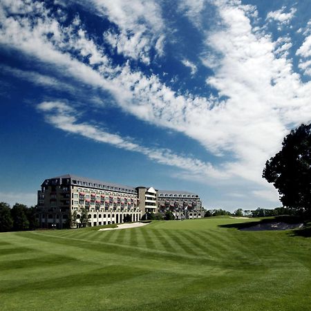 The Celtic Manor Resort Newport  Exterior foto The 18th green at The Heritage Golf Resort & Spa