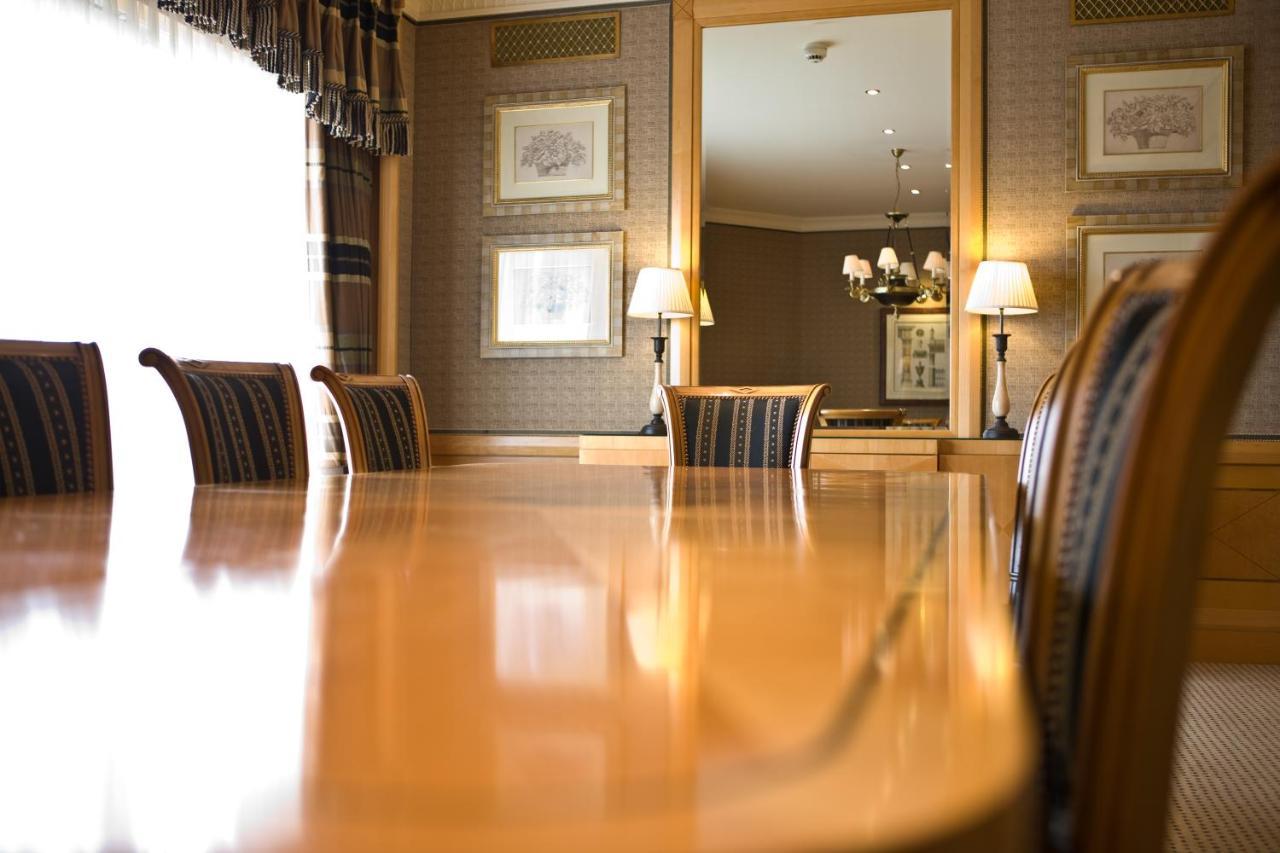 The Celtic Manor Resort Newport  Exterior foto The boardroom at the Royal Society