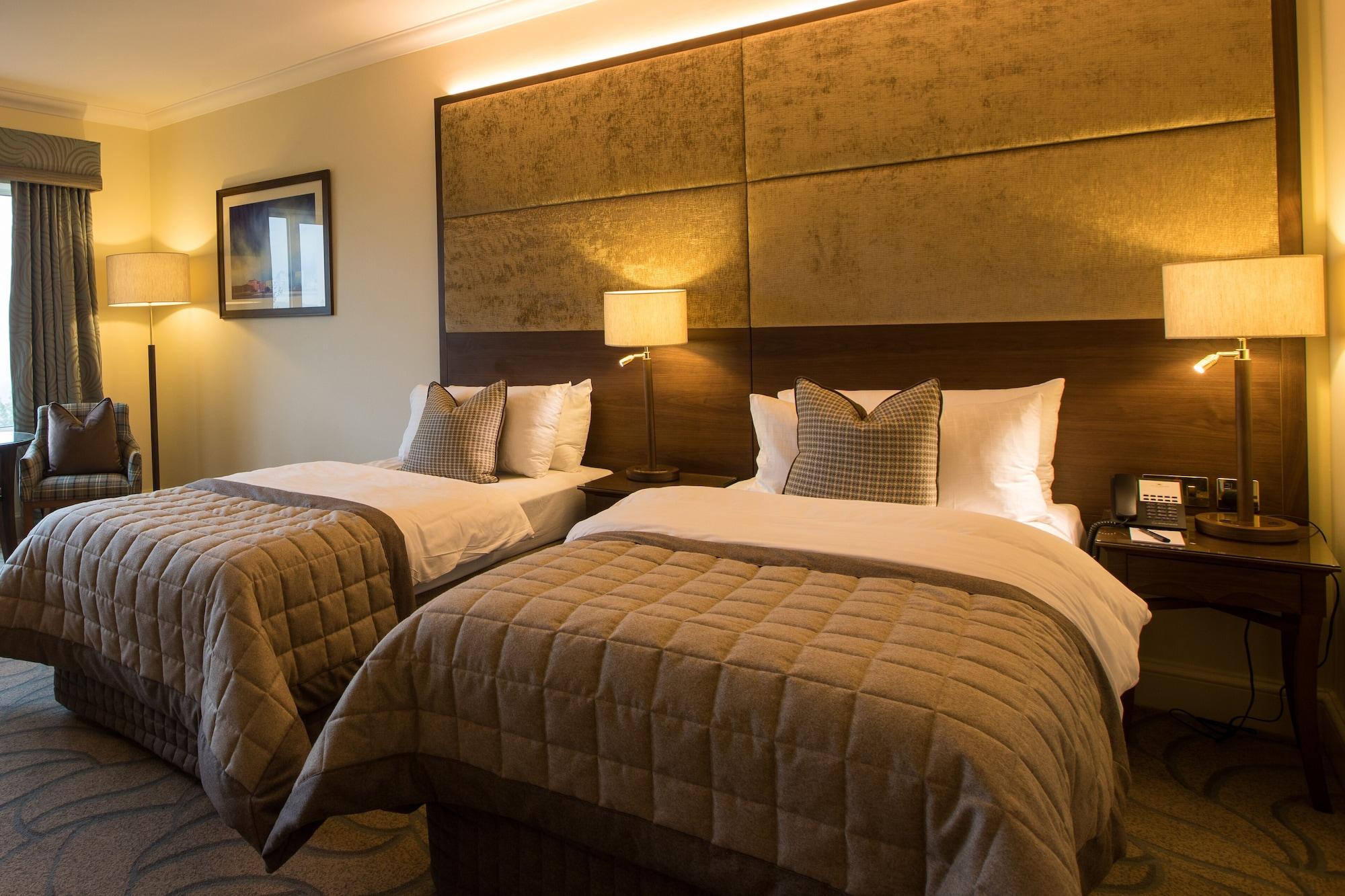 The Celtic Manor Resort Newport  Exterior foto A bedroom at the hotel