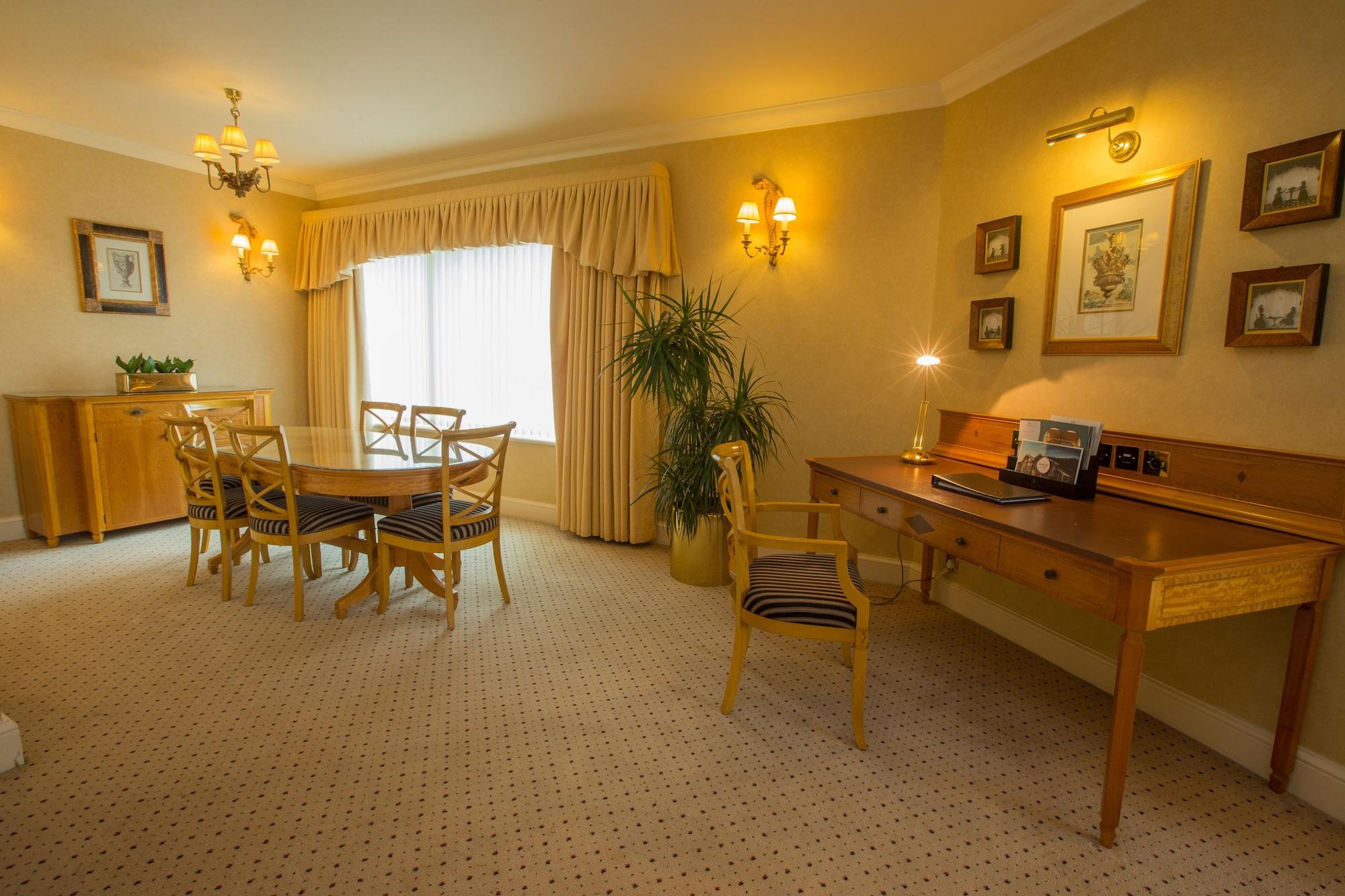 The Celtic Manor Resort Newport  Exterior foto A typical room at the hotel