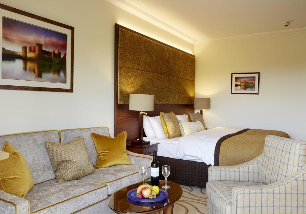 The Celtic Manor Resort Newport  Exterior foto A bedroom at the hotel