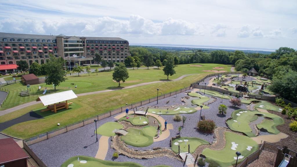 The Celtic Manor Resort Newport  Exterior foto The 18-hole putting course at the Celtic Manor Resort