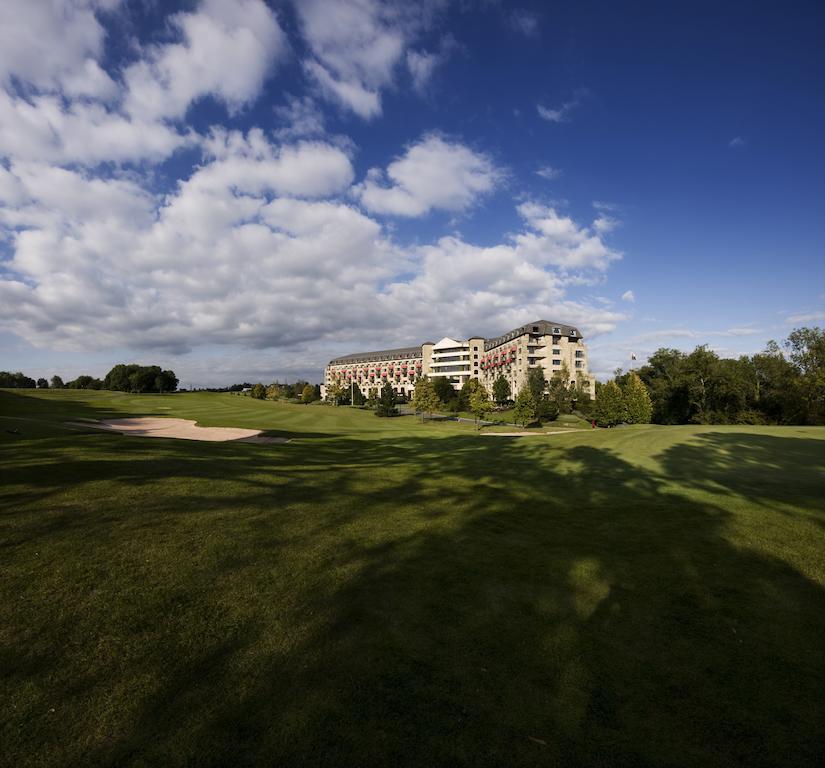 The Celtic Manor Resort Newport  Exterior foto The 18th green at The Heritage Golf Resort & Spa